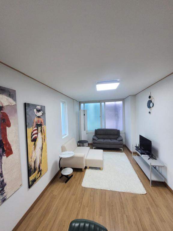 Newly Renovated Modern Home #11