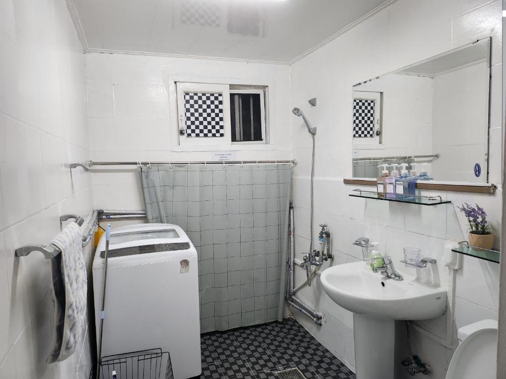 Hidden Gem 2BR with Private Patio in HBC