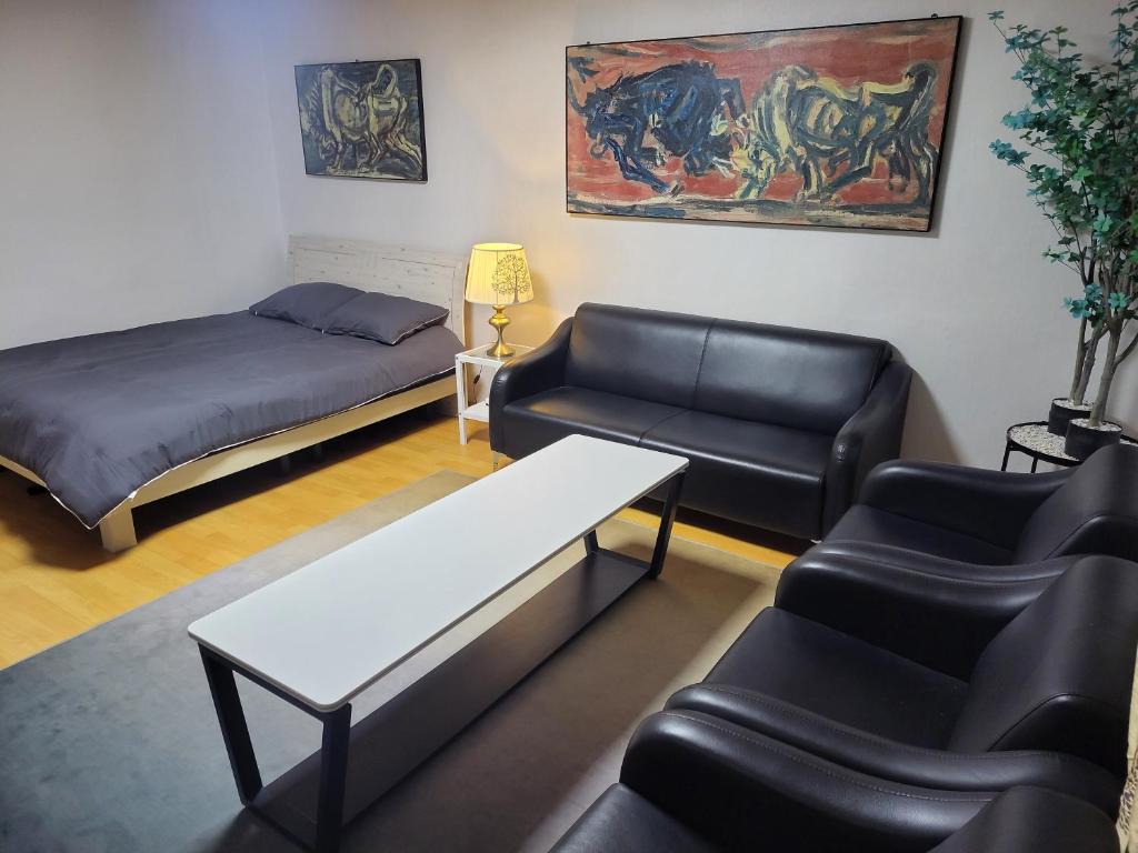 Spacious Master Suite - Modern 2BR in HBC