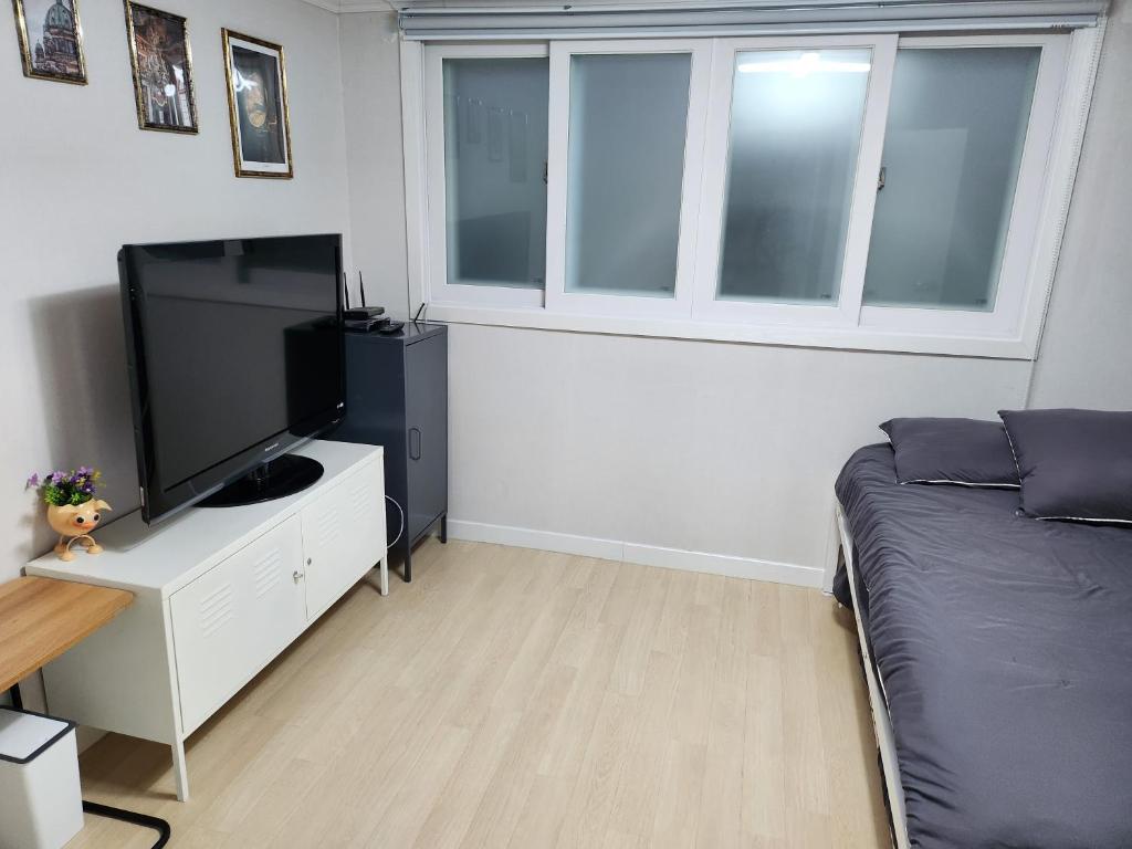 Newly Renovated Modern Home #11 in HBC